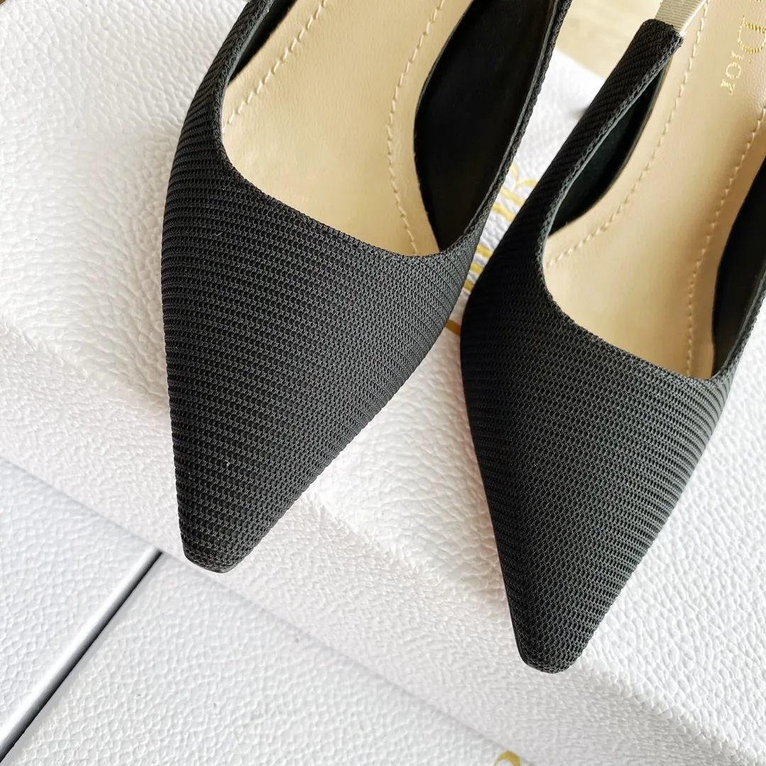👟👟Ex-factory price 440👟👟 Developed one-to-one from the original version, 👠👠✨ ✨Dior’s popular sandals are new🔥 🔥 The same style as the most popular internet celebrities and celebrities of the year💁 💁. Imported fabric, lining and feet are made of calfskin lining🐑. Original molded heel, heel height 10Cm 6.5cm💘 Original molded metal outsole with five-pointed star LOGO mark✨. Original bow, 💅 Italian leather outsole. 👄💋 Full set of packaging (bags, cards, invoices, one-to-one wrapping paper) 34 40 41 customized